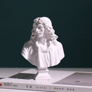 Statue d'homme représentant Molière, classique et élégante