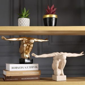 Sculpture d'homme nu en position de pensivité et de force