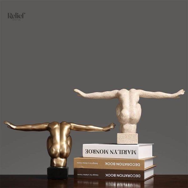 Statue d'athlète masculin évoquant la méditation et la force