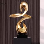 Sculpture décorative moderne en résine dorée