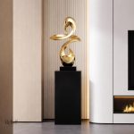 Sculpture design en résine, finition dorée