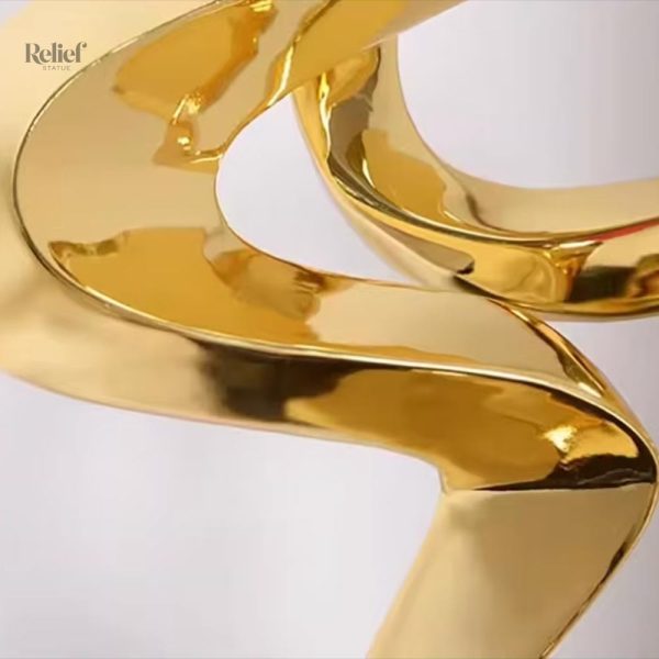 Sculpture en résine dorée, accent design contemporain