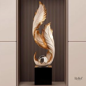 Statue design plume blanche sur socle en hauteur de 68 cm