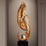 Sculpture moderne en plume dorée de 68 cm