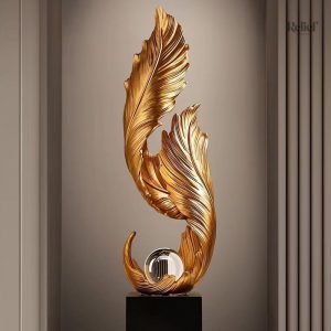 Sculpture moderne en plume dorée de 68 cm