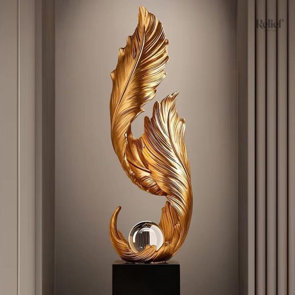 Sculpture moderne en plume dorée de 68 cm