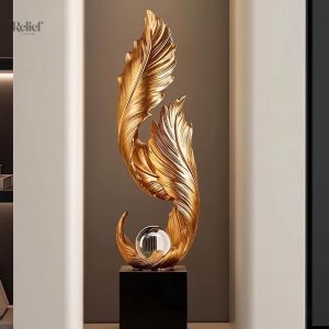 Sculpture design plume dorée pour décoration intérieure