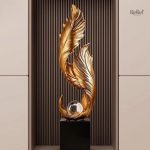 Statue moderne 68 cm, motif plume dorée sur support