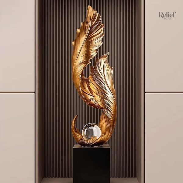 Statue moderne 68 cm, motif plume dorée sur support
