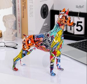 Statue de chien Dobermann, style artistique coloré