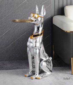 Statue artistique de Dobermann en finition argentée