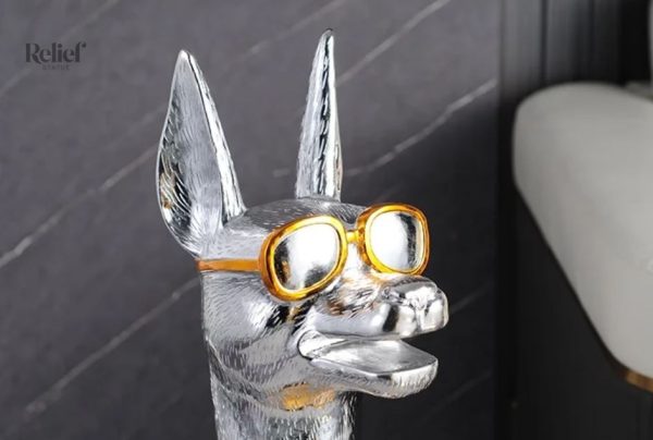 Figurine Dobermann argent pour décoration intérieure