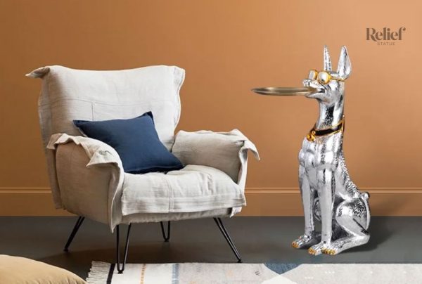 Dobermann stylisé en métal argenté, 75 cm