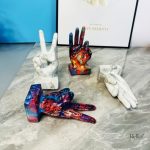 Sculpture stylisée du doigt pour un décor unique