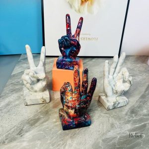 Statue moderne représentant un doigt stylisé