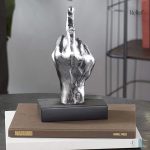 Création décorative contemporaine en forme de doigt d'honneur