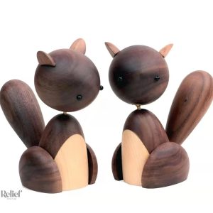 Statue écureuil nordique en bois 11 cm