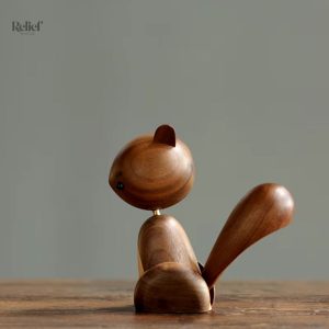 Sculpture en bois d'écureuil au design scandinave