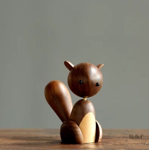 Décoration en bois : petite statue d'écureuil 11 cm