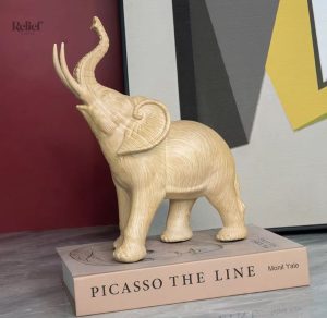 Éléphant en résine design chêne clair, 18 cm de haut