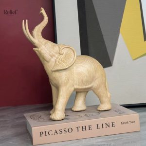 Éléphant en résine design chêne clair, 18 cm de haut
