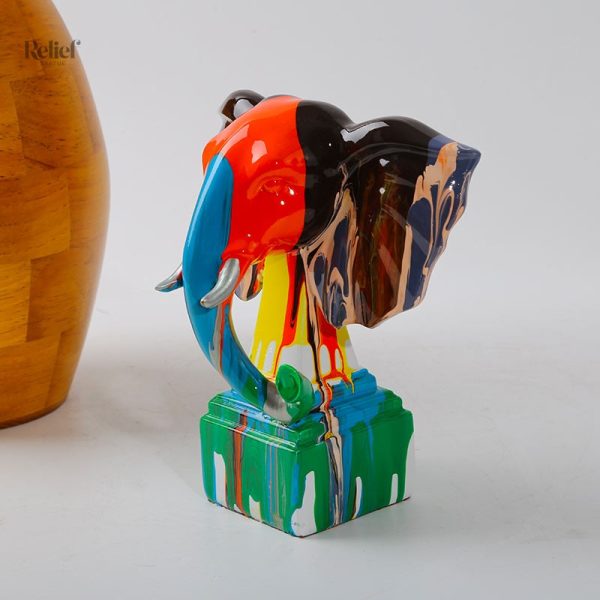 Éléphant en bois aux couleurs vives