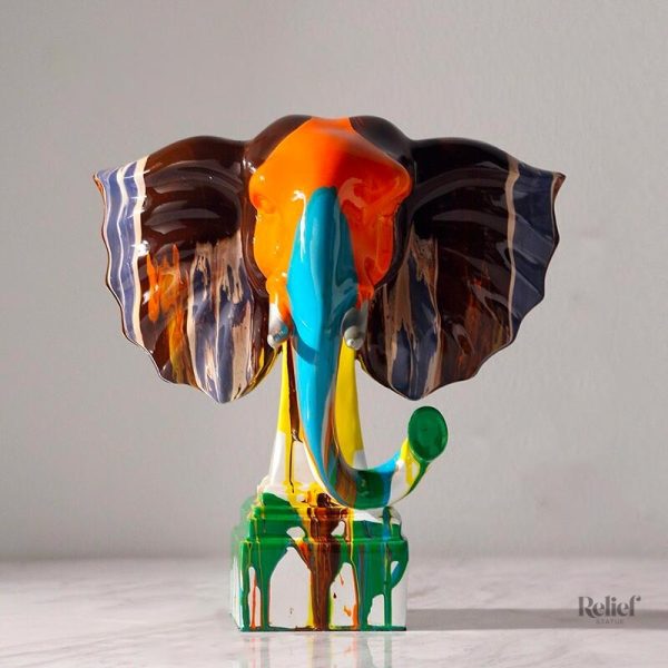 Statue d'éléphant artistique et colorée