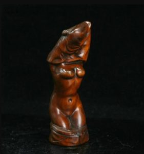 Sculpture en bois représentant une femme nue, 9 cm