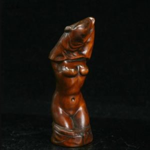 Sculpture en bois représentant une femme nue, 9 cm