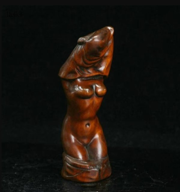 Sculpture en bois représentant une femme nue, 9 cm