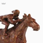 Élégante statue de cheval en position dynamique