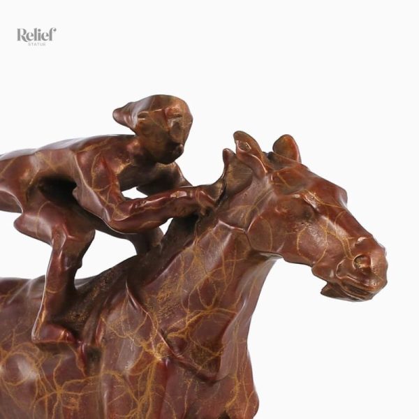 Élégante statue de cheval en position dynamique