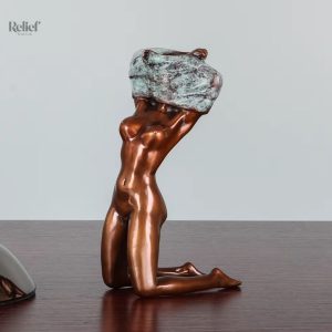 Bronze féminine élégante, 17 cm