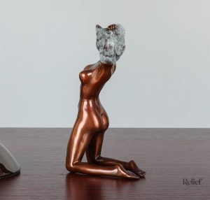 Sculpture en bronze représentant une femme nue