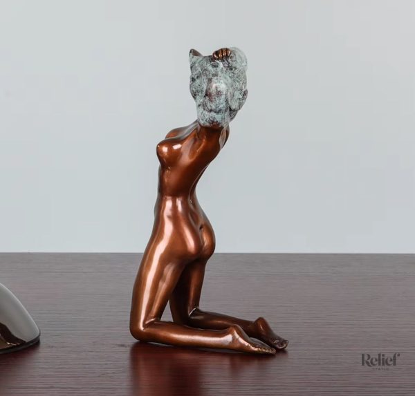 Sculpture en bronze représentant une femme nue