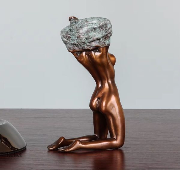 Femme nue en bronze, 17 cm de hauteur