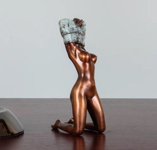 Détails raffinés d'une statue en bronze de femme