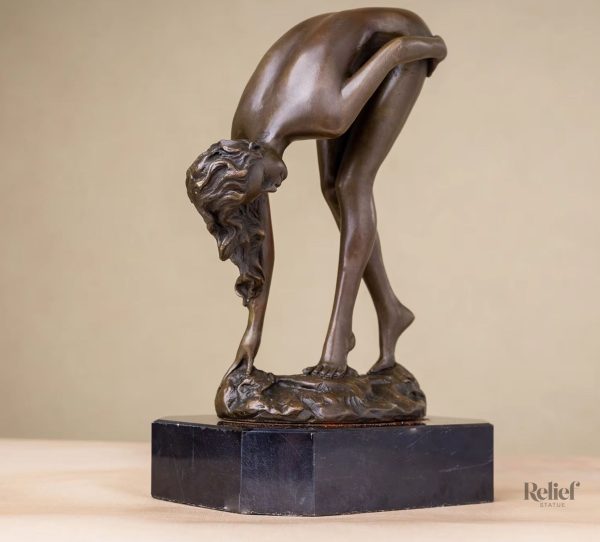 Sculpture féminine en bronze 19 cm, élégance et charme