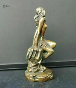 Figurine féminine en métal, sculpture élégante et contemporaine