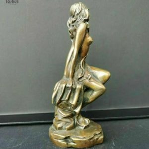 Figurine féminine en métal, sculpture élégante et contemporaine
