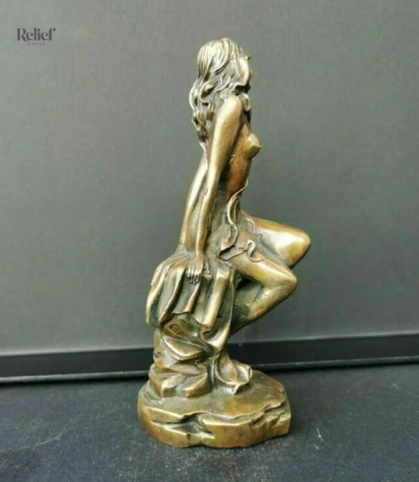 Figurine féminine en métal, sculpture élégante et contemporaine