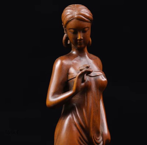 Figure féminine en bois, statue élégante de 20 cm