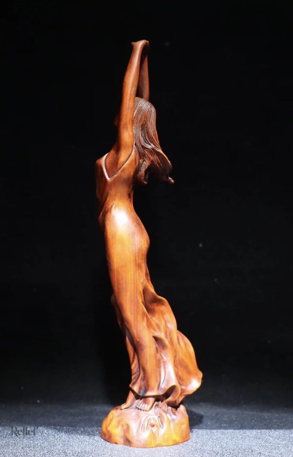 Sculpture en bois représentant une femme, hauteur 23 cm