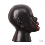Détail de la statue représentant une femme s'embrassant
