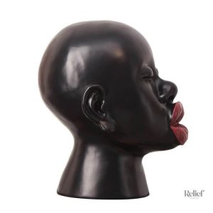 Détail de la statue représentant une femme s'embrassant