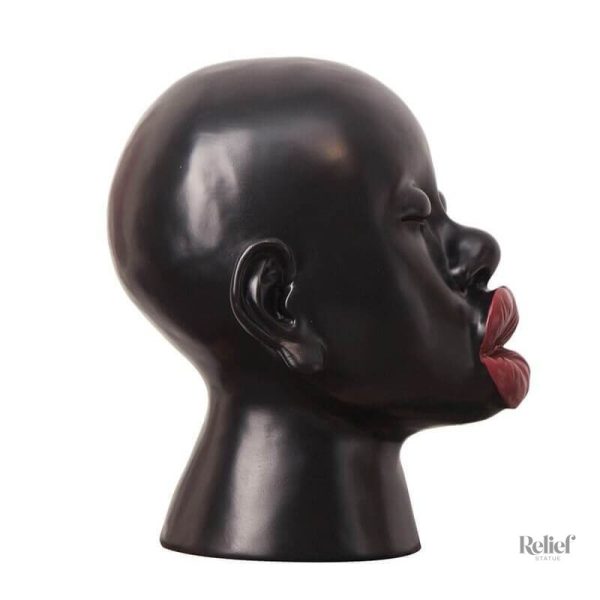 Détail de la statue représentant une femme s'embrassant