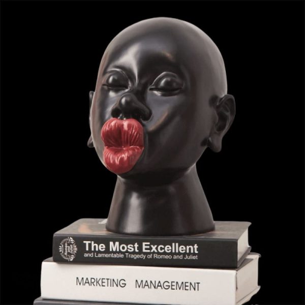 Élégante statue de couple, expression d'amour et de tendresse
