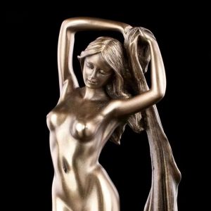 Sculpture représentant une femme nue en posture élégante