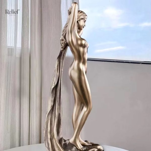 Décoration intérieure : statue féminine en design épuré
