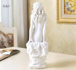 Sculpture élégante femme nue assise, détail artistique